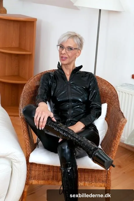 Short haired mature in glasses Belinda Bee sucks a fat boner before riding it