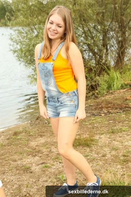 Amateur teen Alessandra strips and humps a stranger