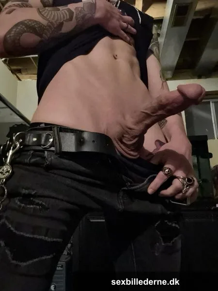 Would you let a 6’1 goth stretch you out?