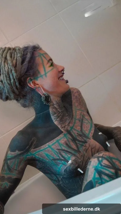 Alt girls Anuskatzz and Stacy Bloom fists pussies during lesbian sex in a tub
