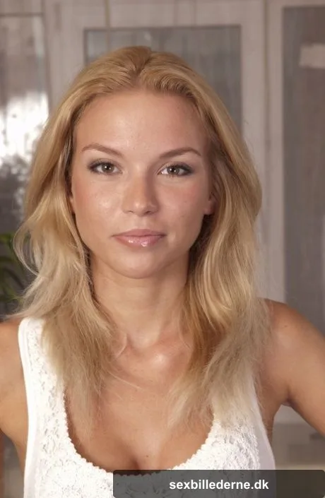Tanned Russian girl and beautiful friend come to guy for anal threesome