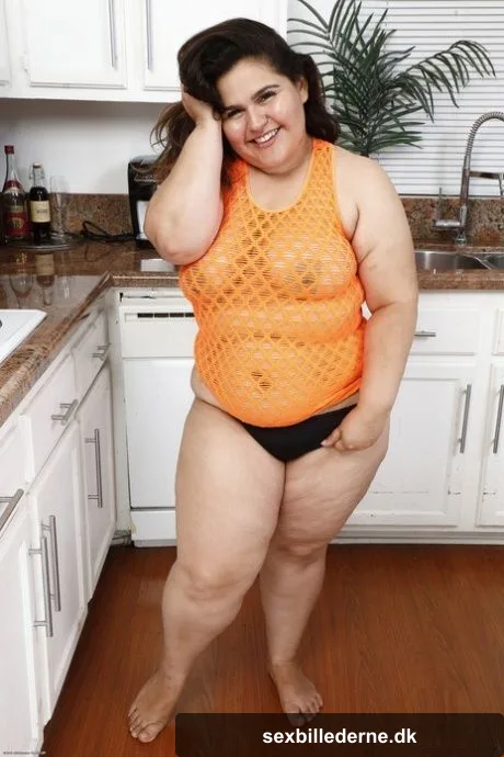 Mature BBW Tindala licking her nipple while toying her horny pussy