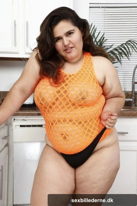 Mature BBW Tindala licking her nipple while toying her horny pussy