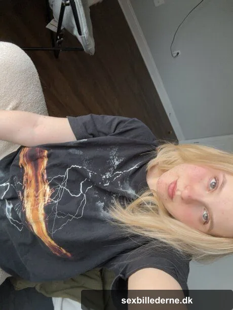 Porn Megaload performed by Lucy Lenore Hot Pictures