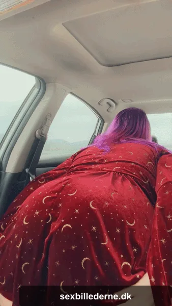 just a girl showing her fat ass to everyone passing by 🙈