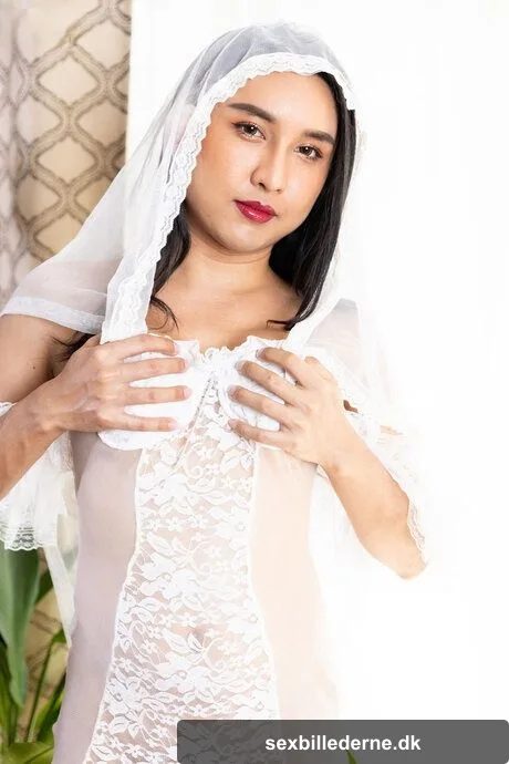 Franks TGirl World performed by Pop Hot Images