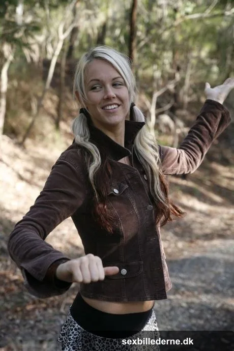 Blonde teen Aussie Jewel displays her great body while hitchhiking
