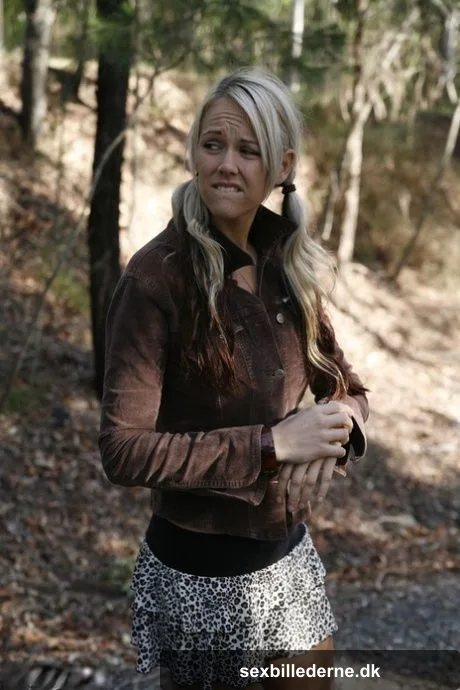 Blonde teen Aussie Jewel displays her great body while hitchhiking