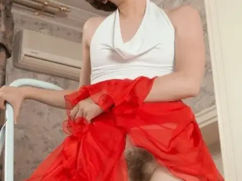 Short haired amateur Aria hikes frilly skirt to reveal all n