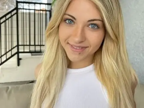 Amateur girlfriend Emma Bugg flaunts her cute petite body and tasty holes