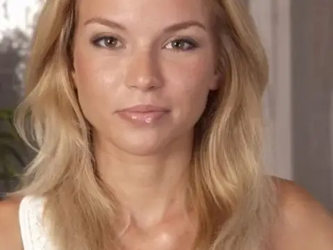 Tanned Russian girl and beautiful friend come to guy for ana