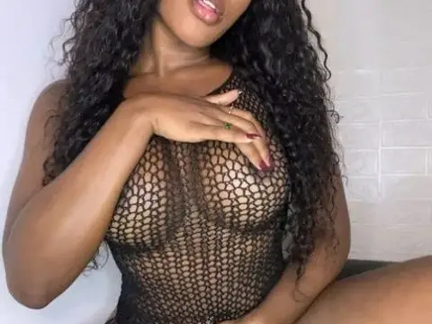 Exotic Latina Luana flaunting her big bubble booty and cleav