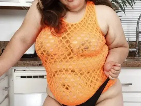 Mature BBW Tindala licking her nipple while toying her horny