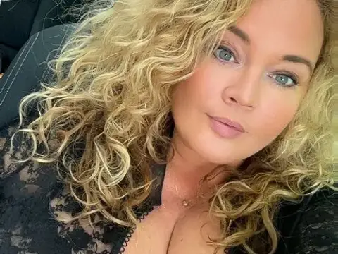 Tattooed BBW with a big butt spreads her legs wide open on a