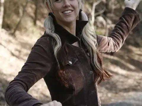 Blonde teen Aussie Jewel displays her great body while hitchhiking