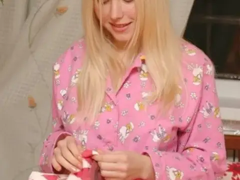 Natural blonde slips a hand down her pyjama bottoms to masturbate